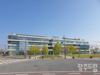 공사 중 켄텍…학교밖 강의실 시대는 끝냈다