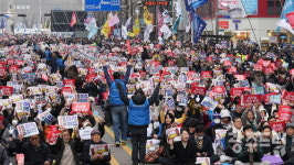 윤석열 탄핵 찬성·반대…두 쪽으로 나뉜 광주 금남로