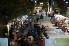 군고구마 굽던 열정 빛의 기둥 세워 동명동 깨우다