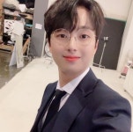 훈남오빠 이찬원, 안경 쓰고 댄디하게 한컷