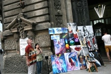 연인들이 물결처럼 일렁대는 루마니아 부쿠레슈티