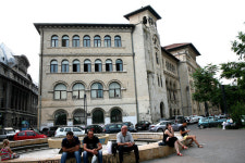 연인들이 물결처럼 일렁대는 루마니아 부쿠레슈티