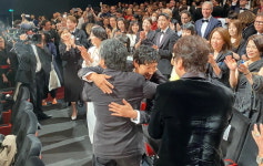 [포토뉴스] 12분 기립박수...