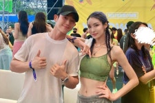 정해인, 워터밤에서 포착…흠뻑 젖은 채 미모의 모델과 함께