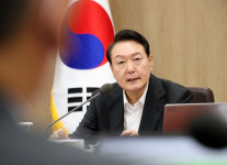 윤석열 보다 문재인이 낫다 57.8%...윤 대통령 긍정평가 30.4% 불과