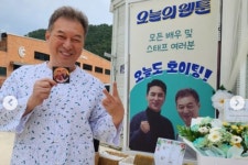 장민호 효심 지극하네…김갑수, 팬덤 커피차 선물에 감동 