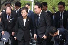 박근혜 전 대통령, 사면 후 첫 상경...부친 박정희 44주 추도식 참석