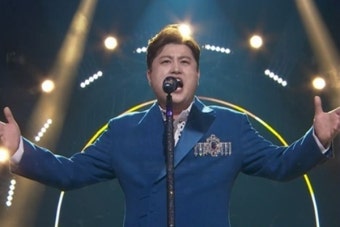 김호중 팬클럽 재력 클래스…큐빅 6500개 박힌 마이크 스탠드 선물