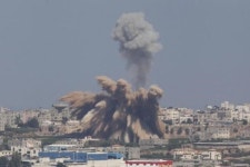 따봉하며 가자지구 폭격 구경하는 이스라엘 사람들