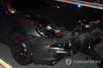 교통사고로 범퍼 찌그러진 김태균 차 '포르쉐911'