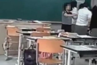 SNS 논란 '여학생 줄세운뒤 뺨 때리는 여교사 영상'