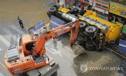 현대백화점 신촌점 앞 도로 지반 침하로 차량 전도