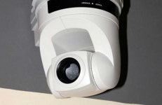 탁상시계로 위장 쇼핑몰 화장실에 몰카 설치한 관리업체 직원