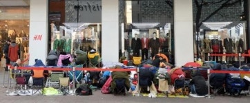 5일째 노숙하고 있는 명동 의류매장 앞 상황