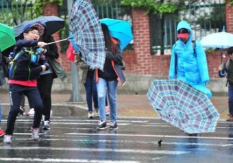 전국 흐리고 돌풍과 함께 '비'