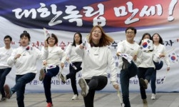 삼일절 맞아 만세 운동 재연한 시민들 (사진 33장)
