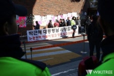 가게 앞 가로막고 소란... 태극기 노인들 민폐