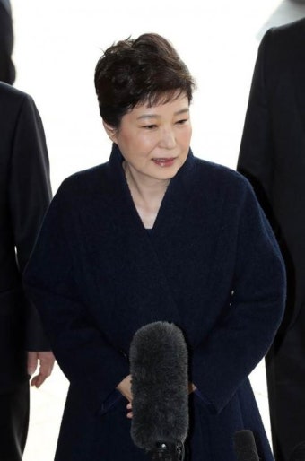 미용사 자매가 완성한 박근혜 '검찰 출석 헤어·메이크업'