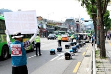 삼보일배 뒤 경찰차 타고 청와대 들어가는 전교조 (사진)