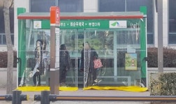 화순군, 최강한파  버스승강장에 바람막이 설치 ‘훈훈’