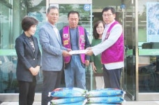구례군 구례라이온스클럽 회장 용방면에 백미 기부