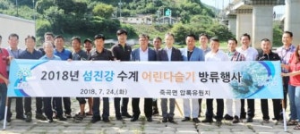 곡성군 어린 다슬기 15만 마리 섬진강에 방류