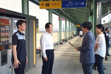 안병용 의정부시장 회룡역 현장서..개통상황 점검