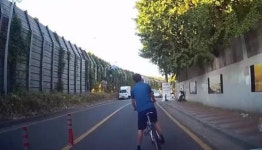  “1차선 도로에서 자전거로 길 막는 무개념 아저씨 만났습니다” (영상)