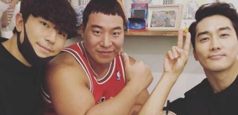 이시언 카페 들려 인증샷 남긴 '의리갑' 송승헌