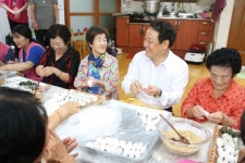 임택 광주시 동구청장, 어르신과 함께 ‘사랑의 송편 빚기’