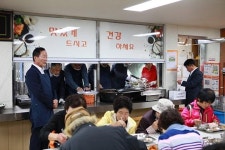 가평군의회, 노인복지관 찾아 배식봉사