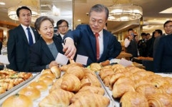 “군산 가면 꼭 들르는 빵집” 이성당 깜짝 방문한 문재인 대통령 