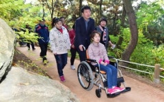 부평구, ‘장수산 무장애나눔길’ 준공 기념 체험행사 열어 