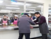김광철 연천군수, 노인복지관 찾아 배식봉사