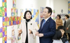 [포토]임택 광주시 동구청장, 관내 어린이집 미술전시회 방문 