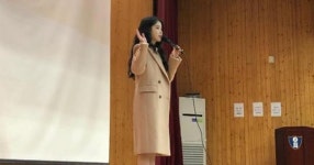약속 지키기 위해 김제여고 졸업식에 나타난 아이유 (영상)