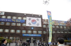 [포토]광주 북구청 방문을 드론으로 축하받는 이용섭 광주시장
