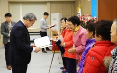 곡성군 성인문해교육 학습자들 초등학력 인정 받아