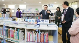 [포토]임택 광주시 동구청장, 공공·작은도서관 현장 방문 