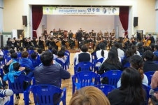 인천시립교향악이 교동도에서 봄 꽃들과 함께 노래를 불렀다.