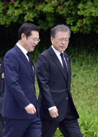 문재인 대통령과 대화하는 이용섭 광주시장