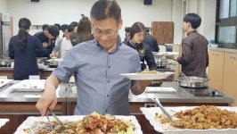 “어머니 아버지! 맛있게 드세요. 제가 만든 요리에요.”