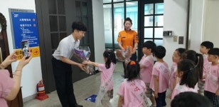 [포토뉴스] “소방관 아저씨 힘내세요, 우리가 있잖아요”