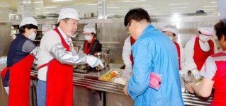 김병내 광주시 남구청장, 빛고을 노인건강타운서 배식 봉사