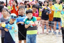 광주서초등학교 운동장 워터파크 장으로 변신~ ‘우리 동네 물총축제-다 잇수(水)’