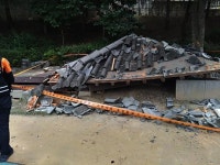 [현장포토] 공원에 있는 정자가 와르르 폭삭