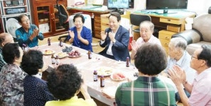 [포토]임택 광주시 동구청장, 학수 경로당 등 방문 애로사항 청취