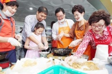 [포토]광주시 북구, 추석맞이 음식 나눔 행사 가져