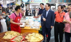 [포토]임택 광주시 동구청장, 추석맞이 전통시장 장보기 행사