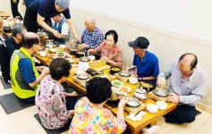 광주시 광산구 첨단1동 ‘섬진강 추어탕’, 어르신에 점심 대접